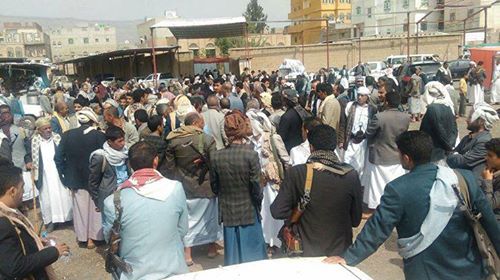 قيادي حوثي كبير يسخر من حشود قبلية غفيرة في صنعاء