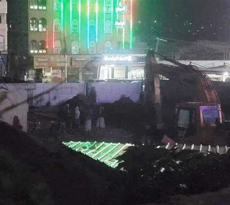 بقوة السلاح.. قيادي حوثي ينهب أرضية أحد التجار بمدينة إب