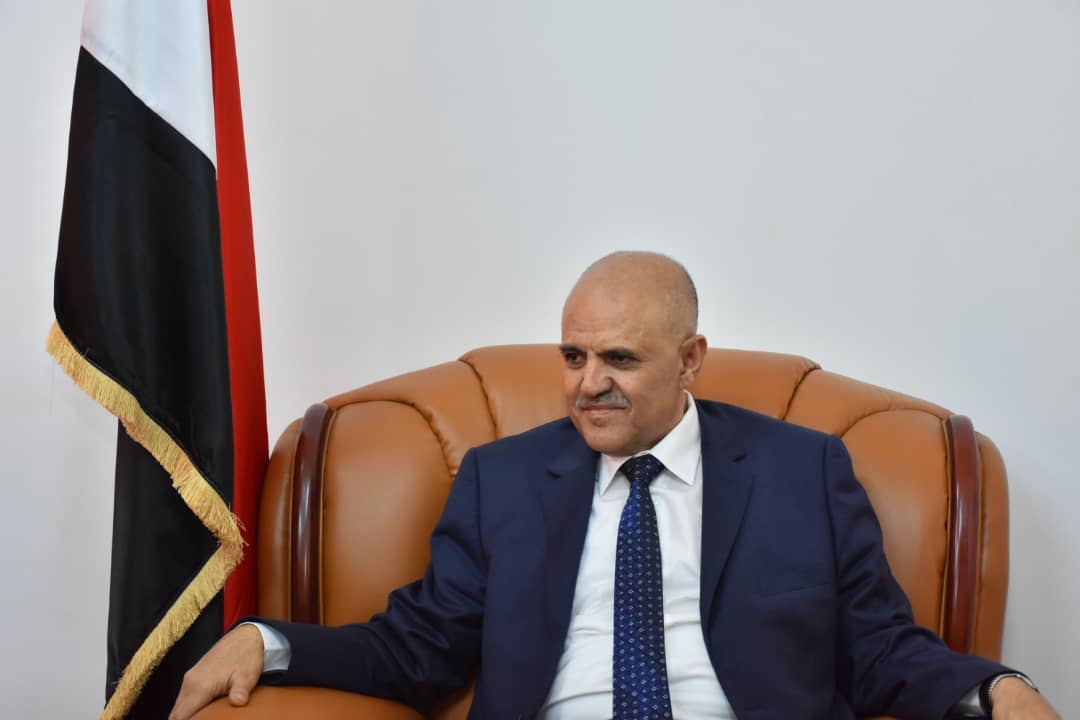 محافظ تعز يوجه بصرف 300 مليون ريال لعلاج الجرحى