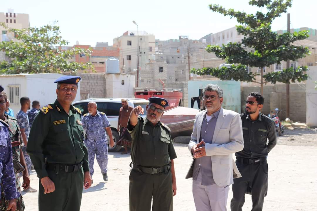 مستشار وزير الداخلية يتفقد سير العمل بفرع مصلحة الدفاع المدني في المكلا