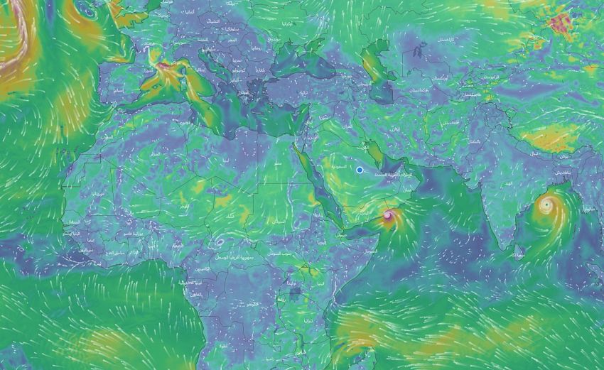 وزير الأشغال وقائد محور الغيضة يطلعان على جهود مواجهة عاصفة تيج في المهرة