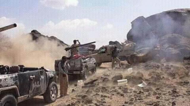 بالفيديو : فرار جماعي للحوثيين من شوارع مدينة واقعة تحت سيطرتهم .. ومقتل اثنين من قياداتهم 