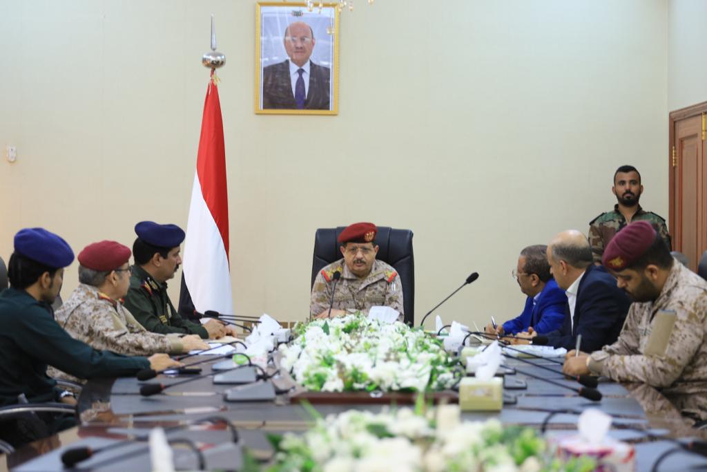 وزير الدفاع يترأس اجتماعًا للجنة الأمنية العليا
