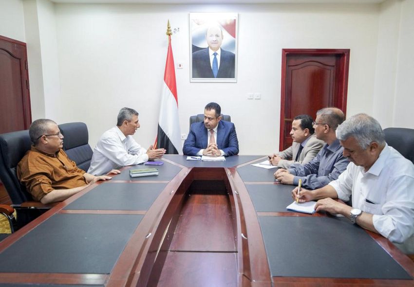 رئيس الوزراء يلتقي الفريق الحكومي المفاوض لرفع حصار الحوثي على تعز 