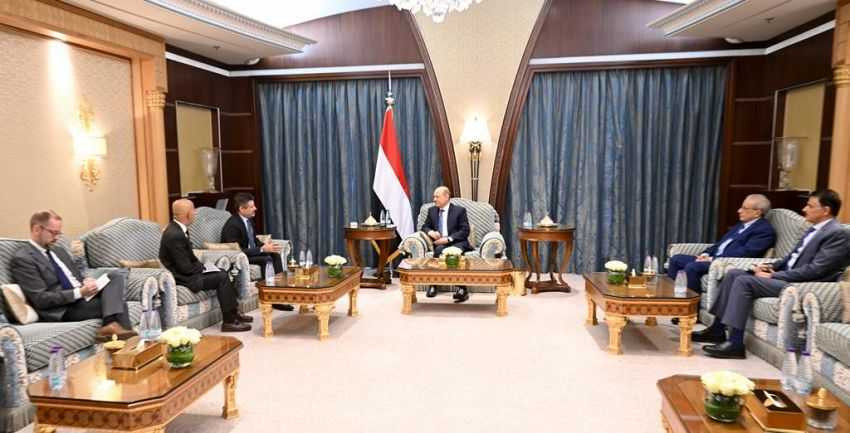 رئيس مجلس القيادة الرئاسي يحث المجتمع الدولي على ممارسة ضغوط مكثفة لوقف انتهاكات مليشيا الحوثي