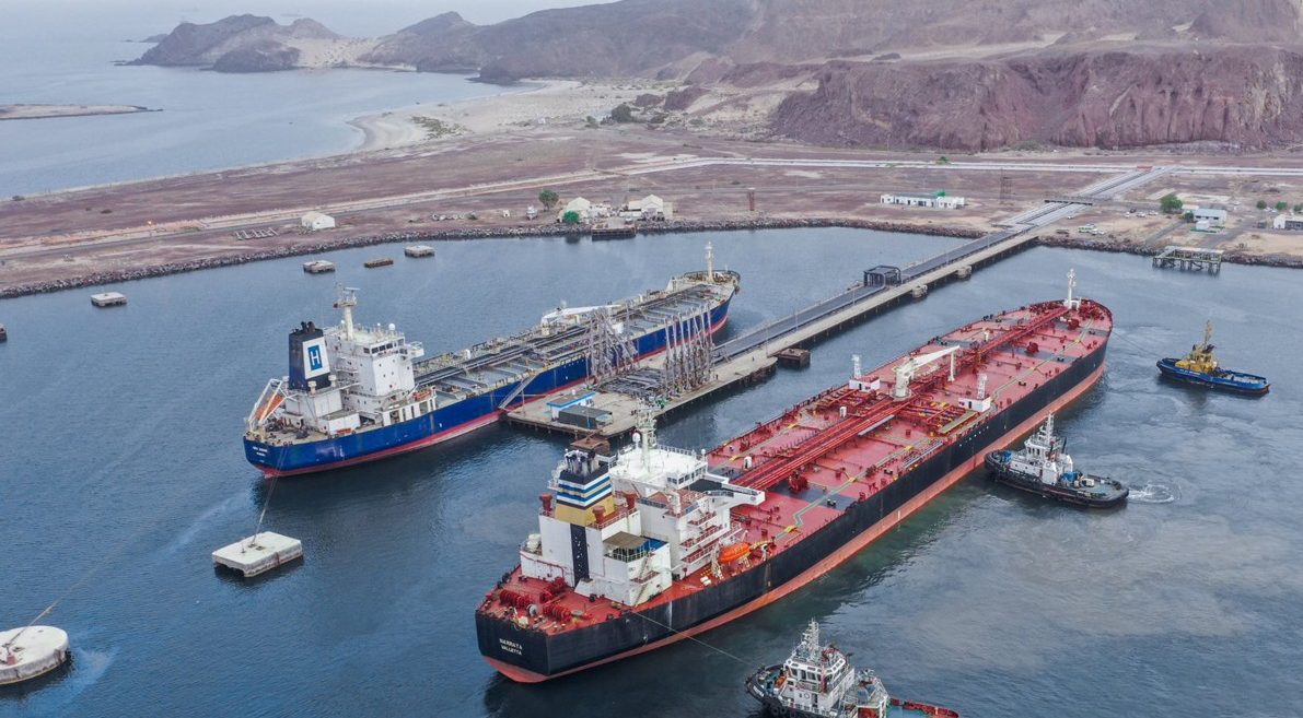 وصول الدفعة الرابعة من منحة المشتقات النفطية السعودية الى عدن