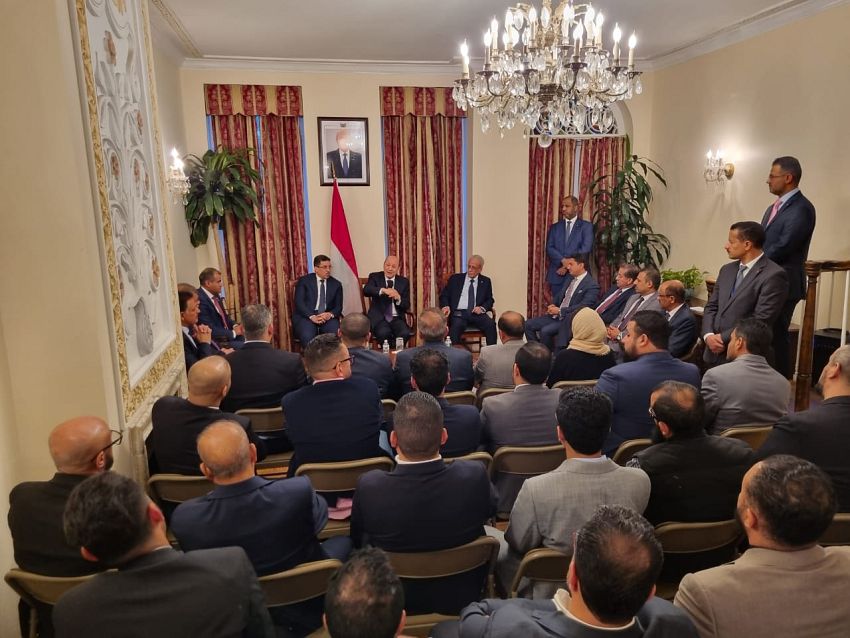 رئيس مجلس القيادة الرئاسي يلتقي ابناء الجالية اليمنية في نيويورك