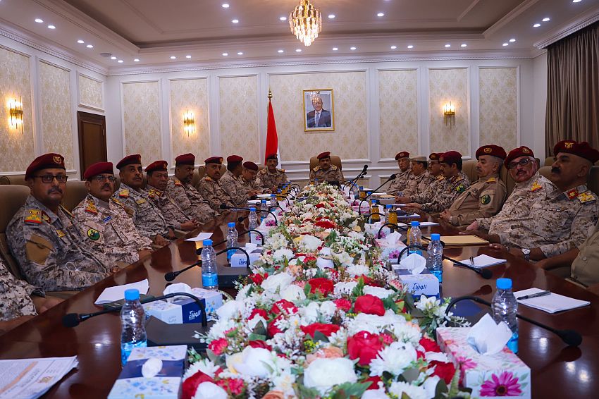 وزير الدفاع يترأس اجتماعًا موسعًا لقيادة القوات المسلحة