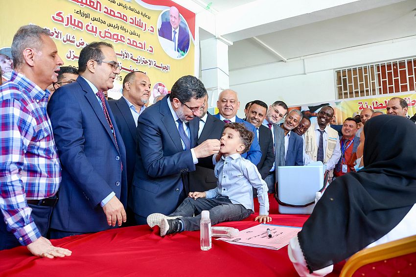 رئيس الوزراء يدشن حملة التحصين الاحترازية ضد شلل الأطفال
