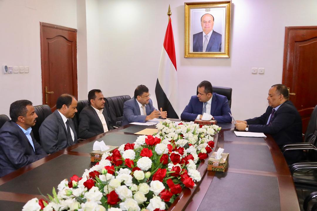 محافظ ووكيل محافظة ريمة يطلعان رئيس الوزراء على معاناة وقضايا ابناء المحافظة