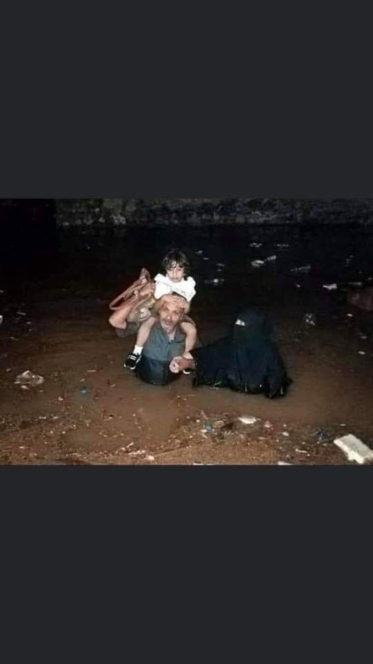 بالصورة: طفلة ووالديها يصارعون الموت وسط السيول الجارفة بعدن .. شاهد عظمة الزوجة ومودة الزوج