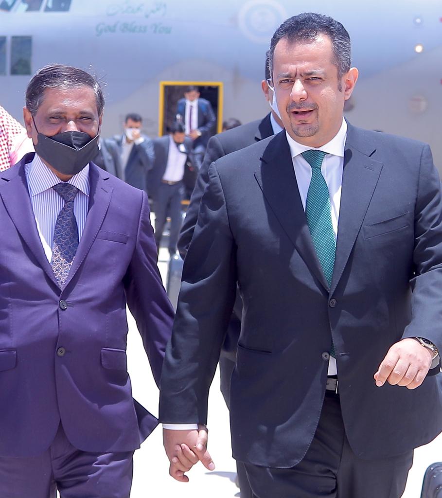 شاهد بال‏صور .. وصول دولة رئيس الوزراء الدكتور معين عبد الملك لمدينة ‎المكلا في زيارة تفقدية لمحافظة حضرموت تستمر لعدة أيام.