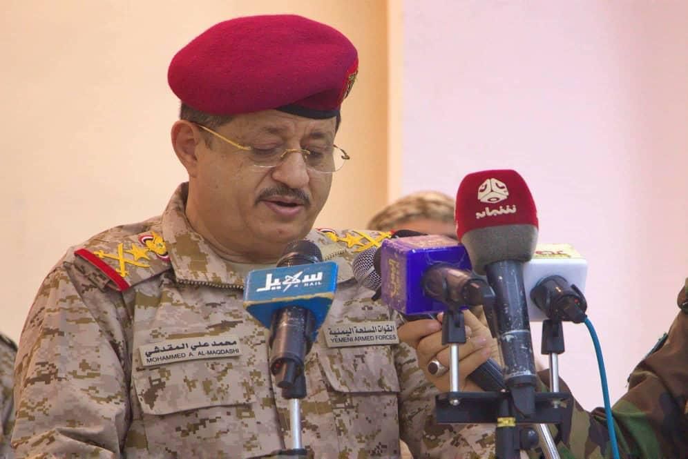 وزير الدفاع يشيد بدور الإعلام في مواجهة المليشيا الانقلابية وفضح جرائمها ويدعو لتوحيد الجهود نحو المعركة الوطنية