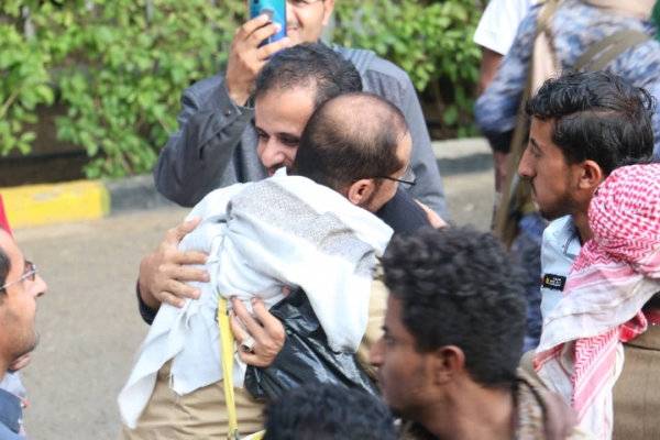 الحكومة: مليشيا الحوثي تتهرب من التزاماتها في ملف المختطفين والأسرى بخلق مسرحيات مفضوحة