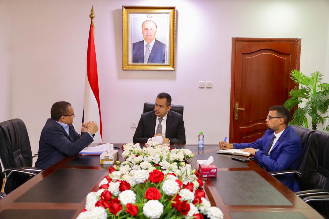 رئيس الوزراء يطلع على أوضاع النازحين في مختلف المناطق التي يتواجدون فيها ويؤكد إهتمام الحكومة بمعالجة قضاياهم 