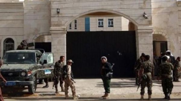 قيادات حوثية تسطو على شارع فرعي بالكامل في "صنعاء"