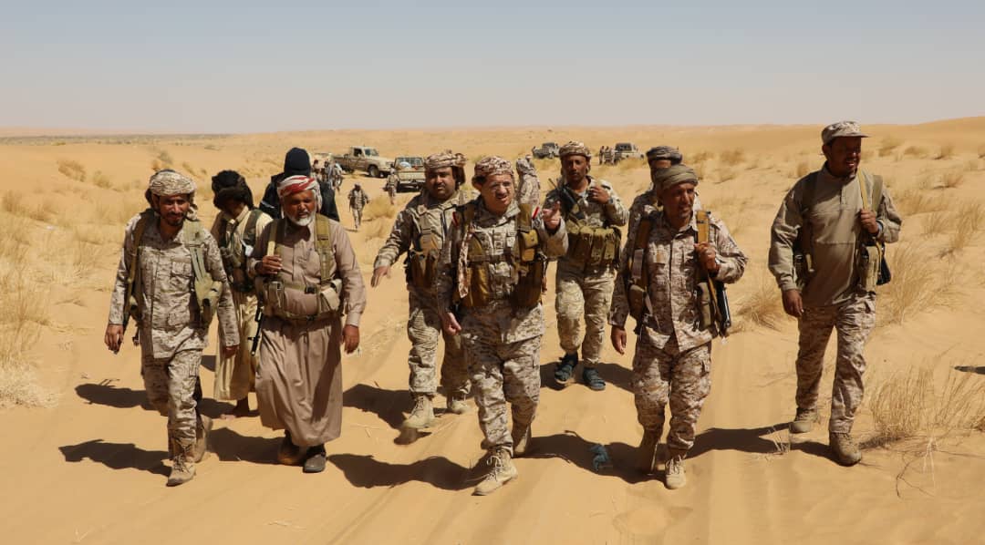 وزير الدفاع يتفقد الخطوط الأمامية في الجبهات الجنوبية بمأرب