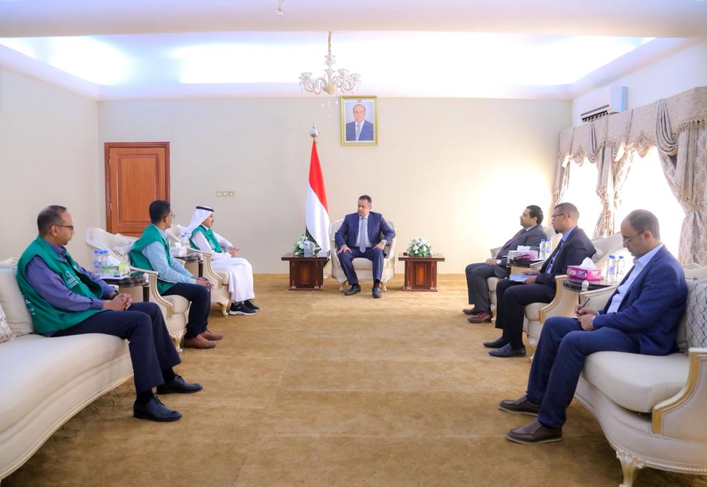 رئيس الوزراء يثمن التدخلات النوعية والمؤثرة للبرنامج السعودي لتنمية واعمار اليمن