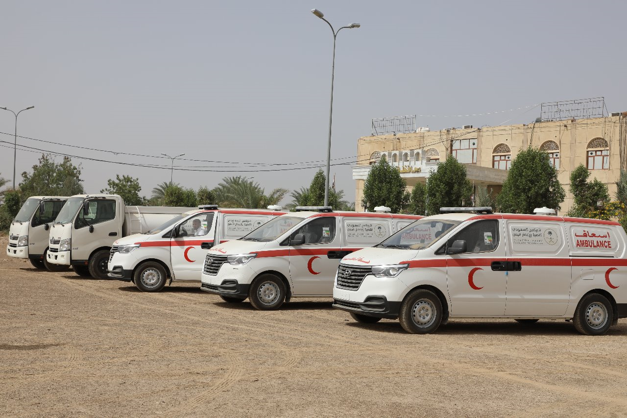 البرنامج السعودية لاعمار اليمن يقدم سيارات اسعاف وصهاريج نقل مياه لمأرب