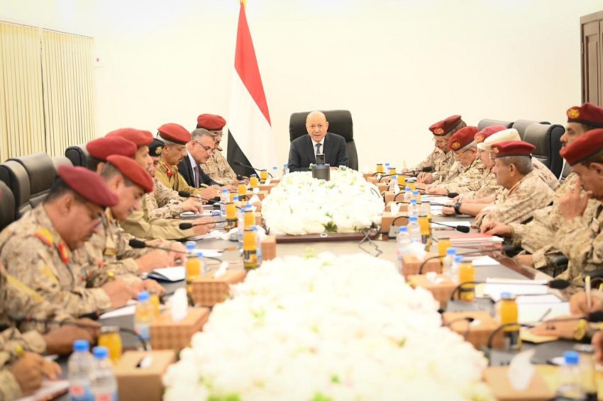 الرئيس العليمي يعقد اجتماعاً موسعًا بقادة القوات المسلحة بحضور وزير الدفاع