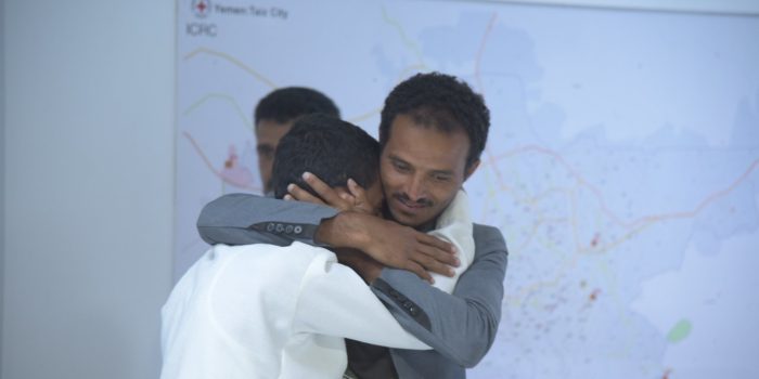 “الصليب الأحمر” يسلم 7 أطفال إلى ذويهم في صنعاء بعد إفراج الجيش عنهم