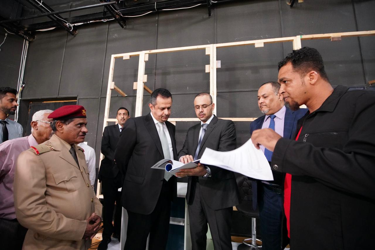 رئيس الوزراء يزور مبنى قناة حضرموت الفضائية ويطلع على سير العمل فيه