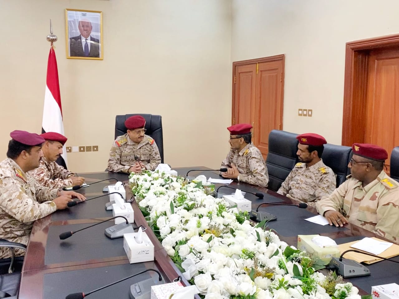 وزير الدفاع يلتقي قيادة محور الحديدة ويشدد على الإنضباط والجاهزية