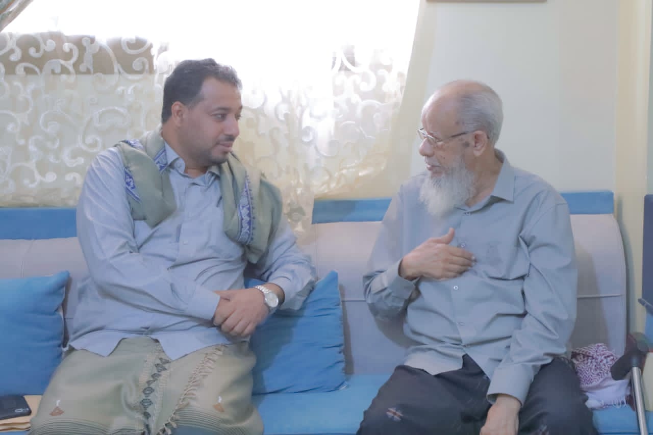 الوزير العكبري يطمئن على صحة الرائد التربوي أحمد باحبارة