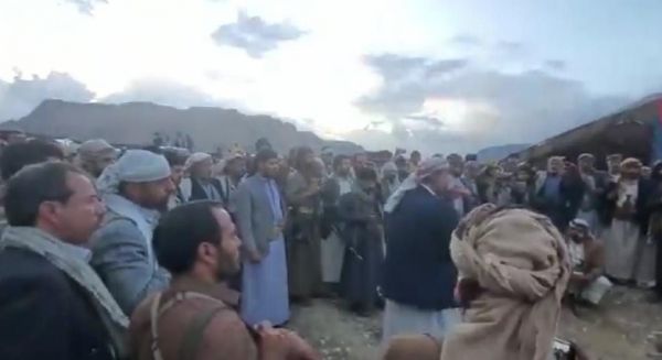 قبائل"عيال يزيد وسريح والغولة" مجتمعة تقيم أول مخيم للإعتصام في وجه الحوثي والمليشيا تفشل بتفريقهم