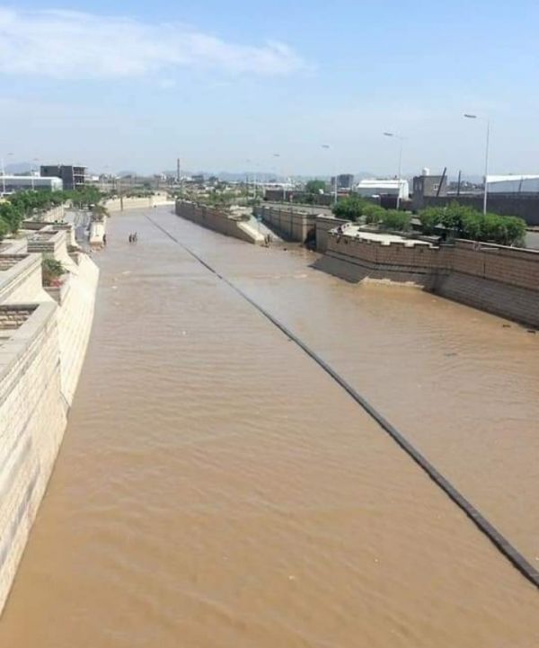 المليشيا تركت سكان صنعاء يواجهون مصيرهم امام السيول الجارفة .. جثمان طفل يفضح الحوثيين 