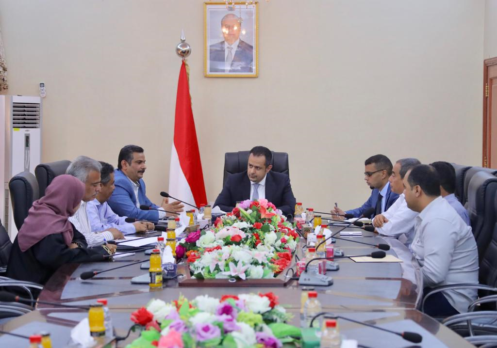 رئيس الوزراء يوجه برفع وتيرة العمل لإنجاز محطة كهرباء عدن الجديدة والتسريع بإدخالها الخدمة