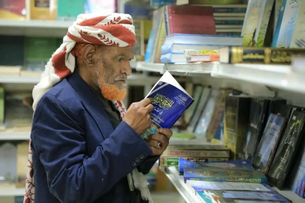 بعد انتشار صورة له في معرض مأرب للكتاب.. وزير الأوقاف يتكفل بعمرة وحج لشيخ مُسن