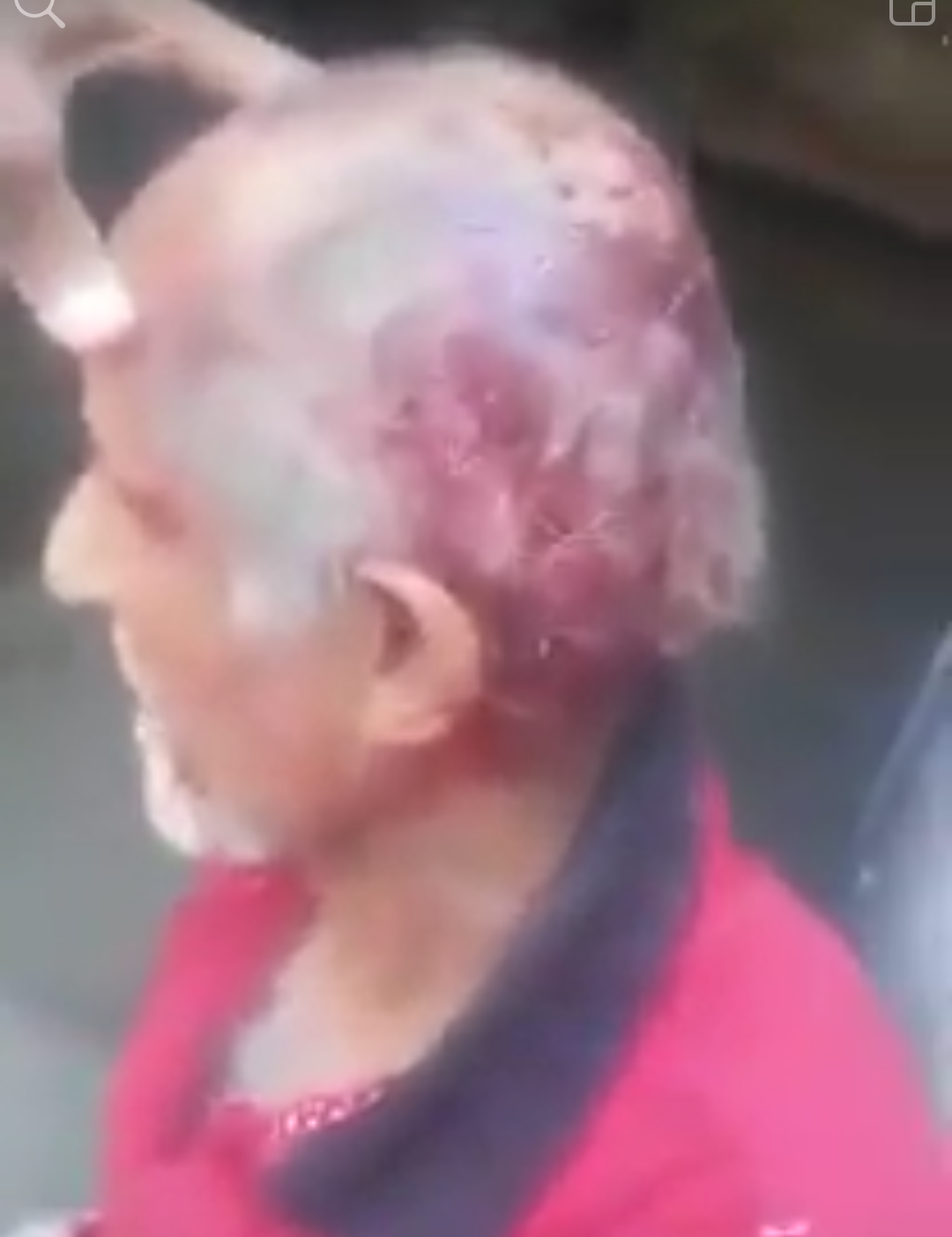 شاهد: قيادي حوثي مع مرافقيه يعتدون على رجل مسن وزوجته وابناته بالضرب بأعقاب البنادق حتى سقطوا أرضاً مضرجين بالدماء (صور