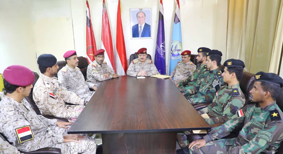 وزير الدفاع يستقبل خريجين من الكليات العسكرية المصرية ويحث على إبقاء الجيش بعيداً عن التجاذبات