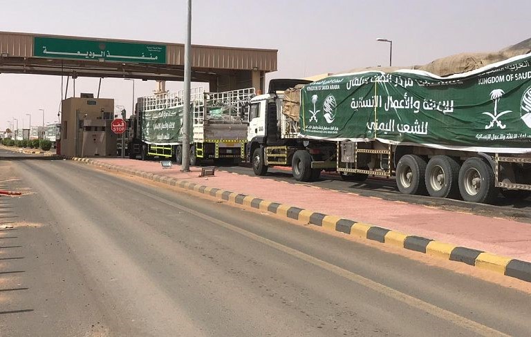 عبور 35 شاحنة منفذ الوديعة تحمل مساعدات تعليمية لمحافظات ابين ومأرب والحديدة