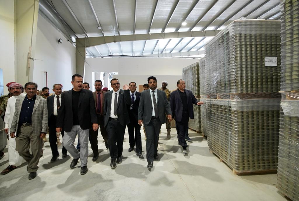 رئيس الوزراء خلال زيارته لعدد من المشاريع الاستثمارية: نولي اهتمام لجعل حضرموت نموذج للتنمية