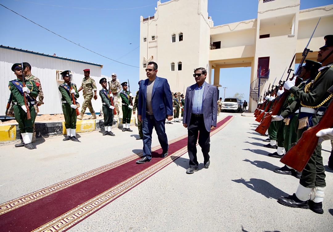 رئيس الوزراء يشيد بجهود العاملين في نزع الألغام ويزور مطار الريان بالمكلا