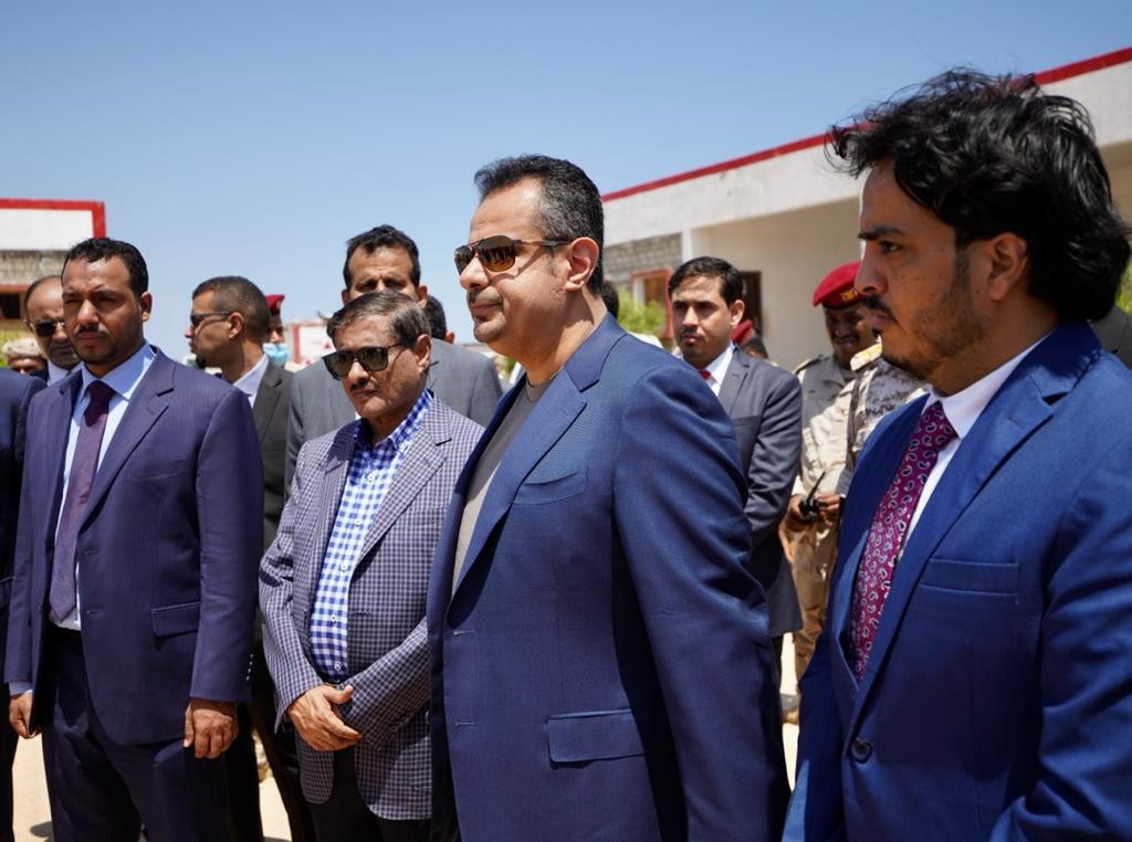 رئيس الوزراء يشيد بجهود البرنامج الوطني لنزع الألغام ويزور مطار الريان بالمكلا