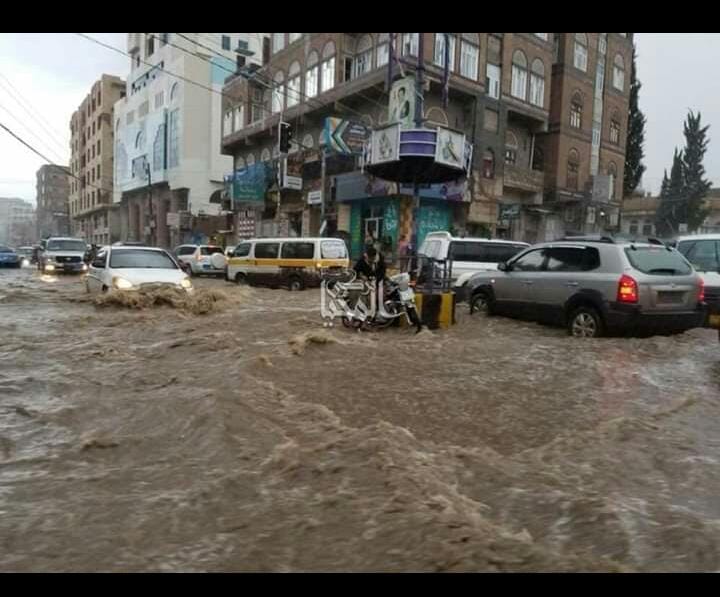 بالصور ..هذا ما شهدته العاصمة صنعاء الليلة الماضية وتسبب بكوارث كبيره في الشوارع والأحياء