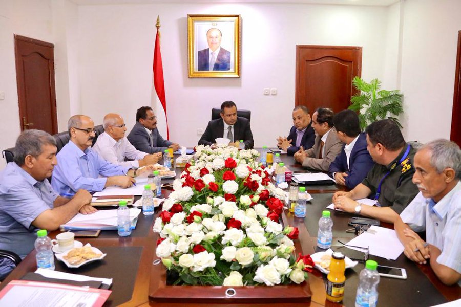 رئيس الوزراء يرأس إجتماعًا لقيادة وزارة النقل والهيئة العامة للطيران والخطوط الجوية ومطار عدن