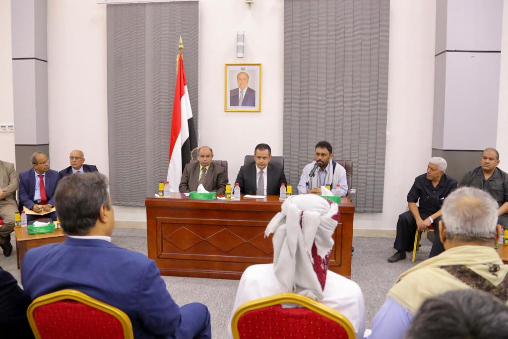 رئيس الوزراء يناقش مع قيادة حضرموت ترتيبات اعادة افتتاح  مطار الريان واحتياجات المواطنين الخدمية