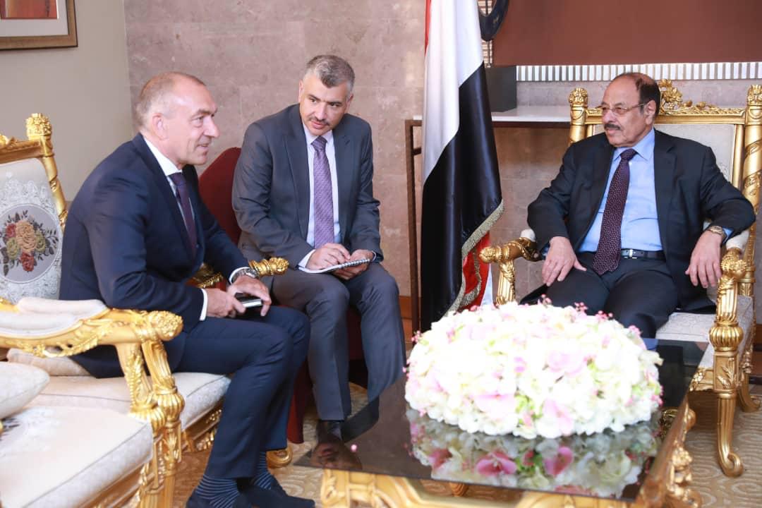 نائب رئيس الجمهورية يلتقي رئيس لجنة تنسيق إعادة الانتشار وبعثة الأمم المتحدة بالحديدة