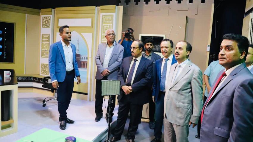 وزير الإعلام والثقافة والسياحة ومحافظ حضرموت يطلعان على سير العمل في قناة حضرموت الفضائية