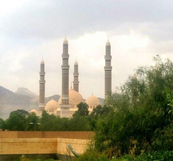 قيادات حوثية تستقطع أراضي تابعة لجامع الصالح بصنعاء