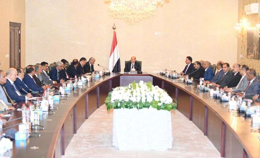 رئيس مجلس القيادة الرئاسي يجتمع باللجنة الأمنية والعسكرية