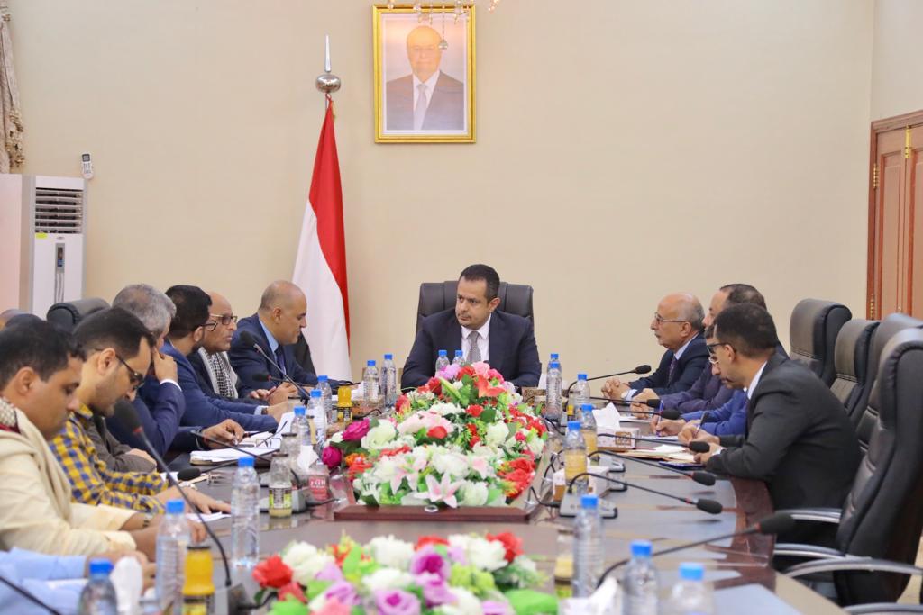 رئيس الوزراء يوجه بصرف مستحقات أسر الشهداء ومعالجة أسباب إنتشار الأمراض في تعز 
