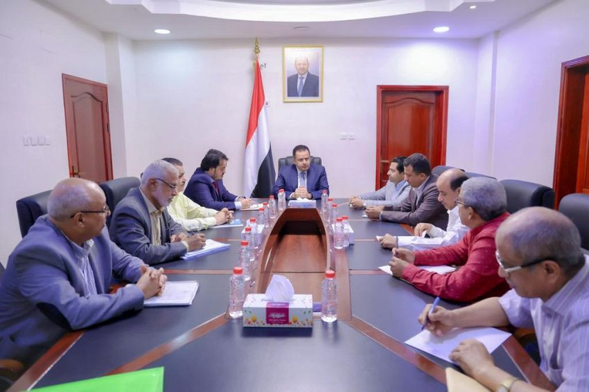 رئيس الوزراء يرأس اجتماعاً لمناقشة مشاريع الطاقة وعلى رأسها مشروع محطة الطاقة الشمسية في عدن 