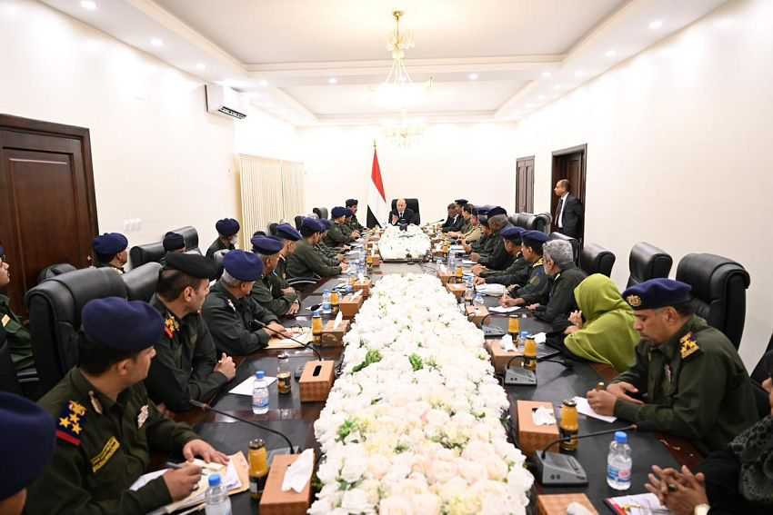 الرئيس العليمي يجتمع بقيادة وزارة الداخلية ورؤساء المصالح الأمنية ومدراء عموم الشرطة