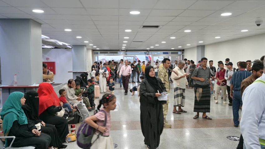 وصول الدفعة الرابعة من اليمنيين العالقين في السودان الى عدن