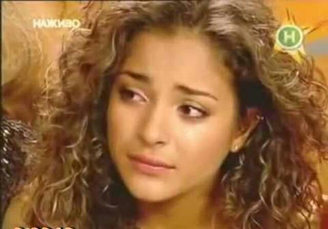 فنانة يمنية عالمية التقت بوالدها لأول مرة منذ أن كانت رضيعة فأنهارت من شدة البكاء.. شاهد